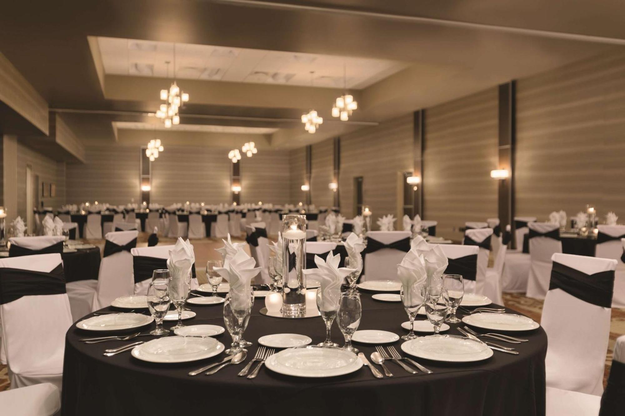 Embassy Suites By Hilton Akron Canton Airport North Canton Bagian luar foto