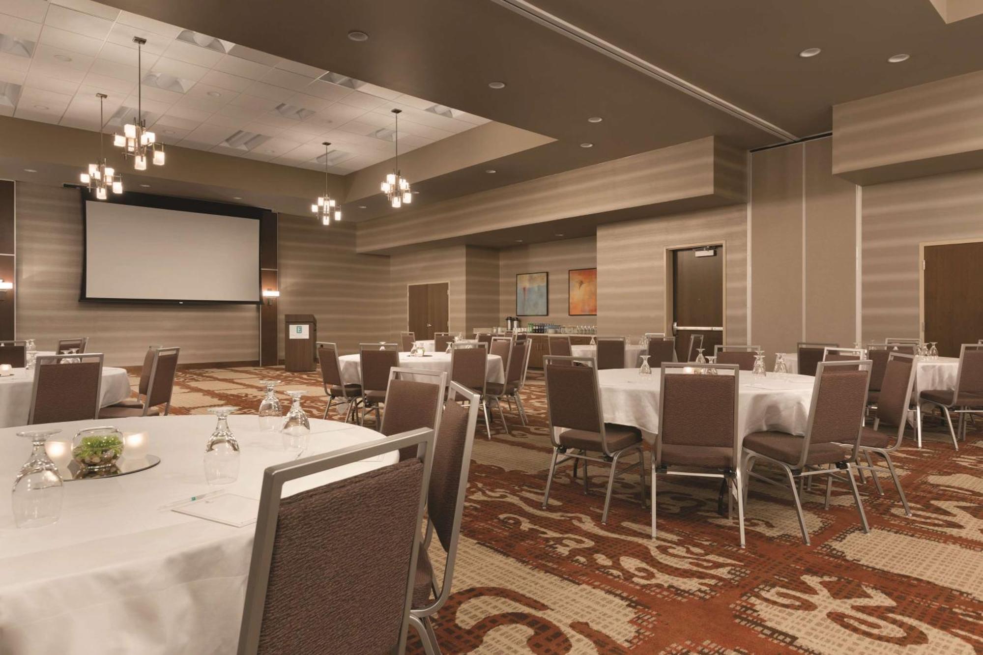 Embassy Suites By Hilton Akron Canton Airport North Canton Bagian luar foto